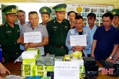 Ha Tinh authorities arrest two drug traffickers, seizing big amount of drugs 