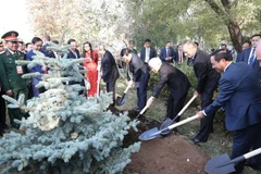Party chief lays flower at President Ho Chi Minh’s statue in Moscow