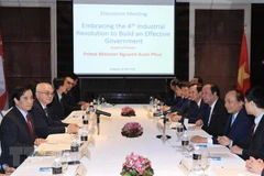 Vietnamese PM meets with scientists, intellectuals in Singapore