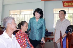 Vice President visits poor families in Vinh Long province