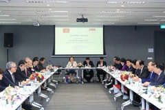 PM holds dialogue with Singaporean business leaders 