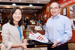 HCM City’s official hails Pou Yuen company for taking good care of workers