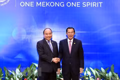 PM Nguyen Xuan Phuc meets Cambodian PM on sidelines of MRC Summit