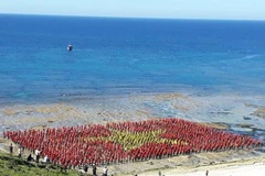 Record number of persons sing national anthem in Ly Son Island