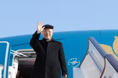 Party leader leaves Hanoi for official visit to France