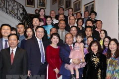 Government leader meets Vietnamese people in Belgium