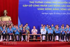 PM talks with workers at IZs in Red River Delta