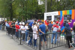 ASIAD 2018: Indonesians brave the sun to buy tickets 