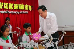 VFF President presents scholarships to poor students in Can Tho