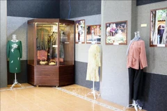 Mekong Delta ethnic costumes, jewelries on display 