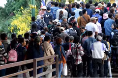 Cambodian workers return home from Thailand for Songkran