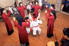 Tour explores Xoan singing in ancient village 