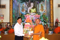 Local leaders share Khmer people’s joy in traditional festival