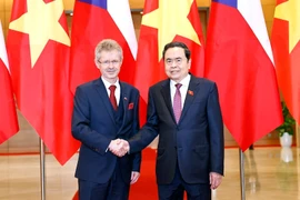 Top Vietnamese legislator holds talks with visiting Czech Senate President