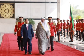 Kuwaiti PM hosts welcome ceremony for Vietnamese counterpart