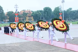 Party, State leaders pay tribute to President Ho Chi Minh 