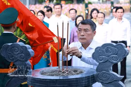 Prime Minister pays tribute to fallen soldiers at Vi Xuyen National Martyrs' Cemetery