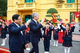 Prime Minister Pham Minh Chinh and Kyrgyz Prime Minister Adylbek Kasimalyev at the welcome ceremomy. (Photo: VNA)