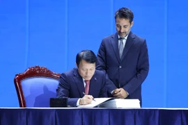 Following the opening session of the Signing Ceremony and High-level Conference of the United Nations Convention against Cybercrime (Hanoi Convention) at the National Convention Centre in Hanoi on the morning of October 25, heads of delegations sign the Convention. (Photo:VNA)