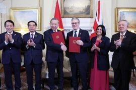 UK PM welcomes, holds talks with Vietnamese Party General Secretary