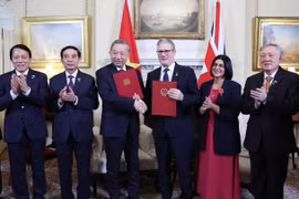 UK PM welcomes, holds talks with Vietnamese Party General Secretary