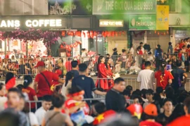Drawn together without appointment, tens of thousands of hearts beat as one in a sea of red flags with golden stars, awaiting the nation’s sacred moment. (Photo: VNA)