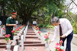 Top leader visits Quang Tri ahead of national reunification celebrations