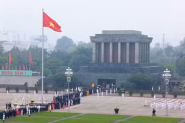 16th NA deputies pay tribute to President Ho Chi Minh