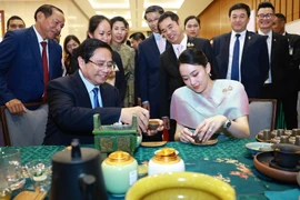 Vietnamese, Thai PMs explore cultural ties through art and handicrafts