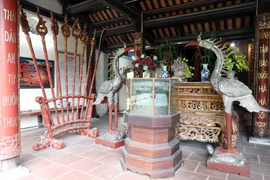 Incense burner decorated with Lac Hong motifs, including a pair of cranes facing each other in the sacred front hall. (Photo: VNA)
