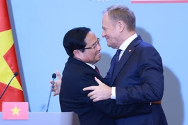 Vietnamese, Polish PMs discuss strengthening ties