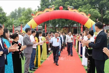 Politburo member and permanent member of the Party Central Committee’s Secretariat Tran Cam Tu (C) attends the great national unity festival in Thac Ba commune. (Photo: VNA)