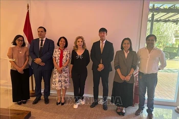 Vietnamese Ambassador to Argentina and Paraguay Ngo Minh Nguyet (third from left), Paraguayan Minister of the Secretariat of Linguistic Policies Javier Viveros (second from left), and Vietnam's Honorary Consul in Paraguay María Del Carmen Pérez (C) pose for a photo with delegates. (Photo: VNA)