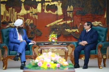 Prime Minister Pham Minh Chinh (R) receives Canadian Secretary of State for International Development Randeep Sarai (Photo: VNA)
