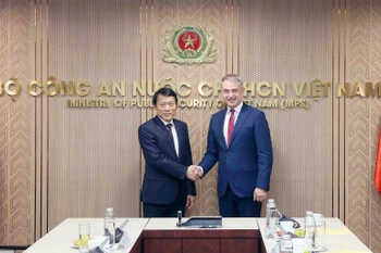Minister of Public Security General Luong Tam Quang (L) welcomes Krzysztof Gawkowski, Deputy Prime Minister and Minister of Digital Affairs of Poland (Photo: cand.com.vn)