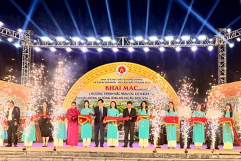 Delegates cut ribbon to open the 'Colours of Land of Ancestors Tourism - Phu Tho 2025' art programme and “Phu Tho – Travel to Love” tourism promotion programme. (Photo: VNA)