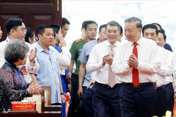 Party General Secretary To Lam (R) pays Tet visit to Ho Chi Minh City's Party organisation, administration and people. (Photo: VNA)