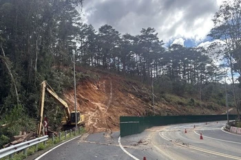 Prenn Pass, the main gateway to Da Lat, is blocked by a serious landslide at noon on December 3 in the Central Highlands province of Lam Dong. (Photo: VNA)