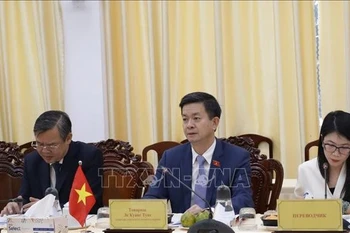 Secretary of the Party Committee of Can Tho city Le Quang Tung (C) speaks at the working session with the delegation of the Federation Council of the Federal Assembly of Russia (Photo: VNA)