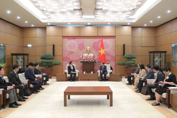 Vice Chairman of the National Assembly Le Minh Hoan receives Park Soon Cheol, Vice President and Chief Financial Officer (CFO) of Samsung Electronics, in Hanoi on December 5, 2025. Photo: VNA