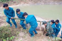 Forces relocate MK81 bomb from residential garden in Khanh Hoa (Photo: qdnd.vn)