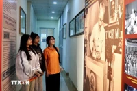 Visitors at the exhibition (Photo: VNA)