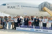 Russian tourists pose for a photo after landing at Cam Ranh International Airport, Khanh Hoa province, on April 18, 2025. (Photo: VNA)