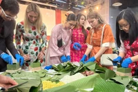 French youths join a “Banh Chung wrapping day” organised by the Vietnamese Students’ Association in Paris as part of the Spring Fair for the Lunar New Year 2026. (Photo: VNA)