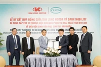 Local carmaker Kim Long Motor company and Korean Daon Mobility ink an agreement on exporting the local brand bus into the Korean market. Photo courtesy of Kim Long Motor ( 