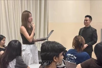 Students share their understanding and impressions of Vietnamese history during the class. (Photo: VNA)