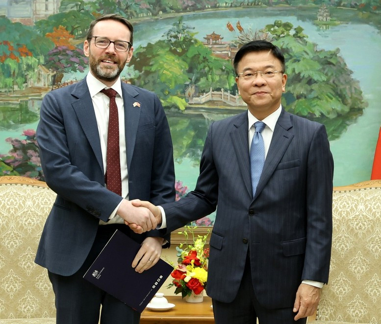 Deputy PM views education as pillar of Vietnam - UK cooperation