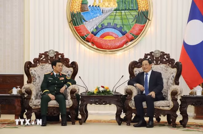 Vietnamese Minister of National Defence General Phan Van Giang (L) and Lao Prime Minister Sonexay Siphandone at their meeting in Vientiane on October 14 (Photo: VNA)