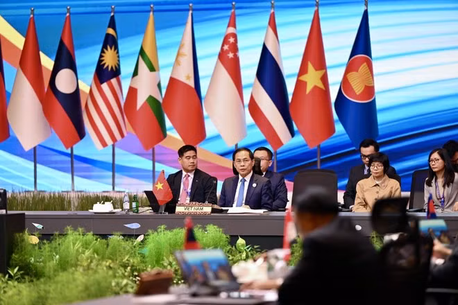 Deputy Prime Minister and Foreign Minister Bui Thanh Son leads a Vietnamese delegation to the ASEAN–UK Ministerial Meeting held in Malaysia on July 11, 2025. (Photo: VNA)