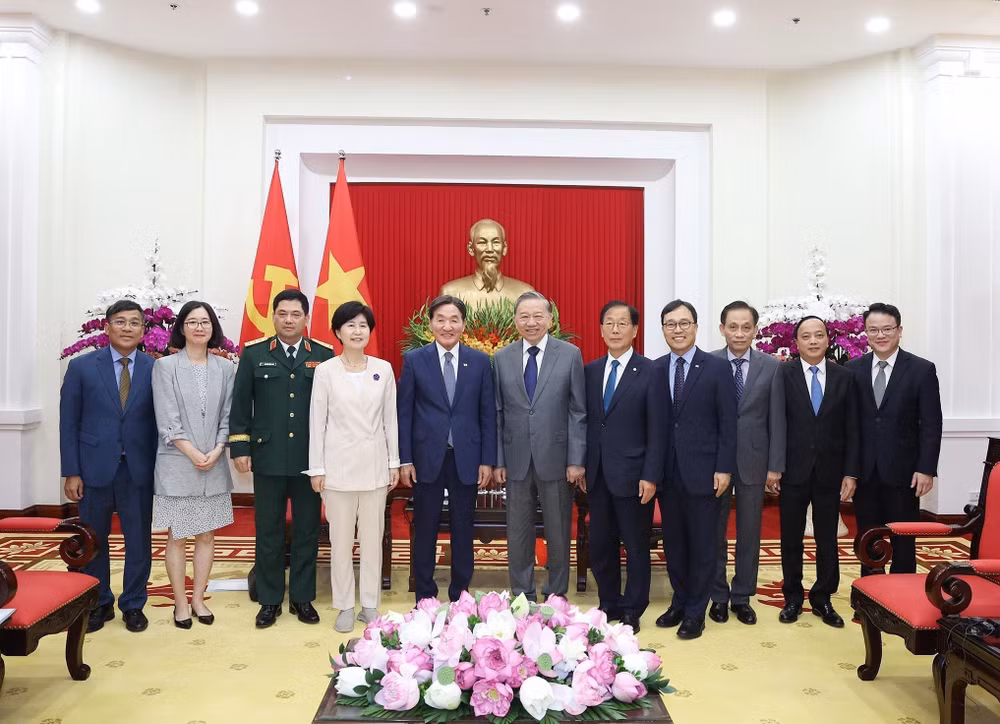 2-party-general-secretary-to-lam-special-envoy-park-chang-dal-rok-president-lee-jae-myung-vietnam-rok-relations-vna.jpg